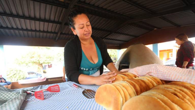 En el negocio venden empanadas de queso, piña, cajeta y leche.