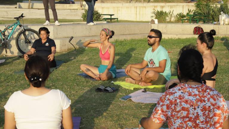 Los asistentes disfrutaron de diversas actividades como yoga o pintura de piedras.