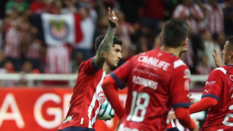 Víctor Guzmán marca doblete por Chivas.