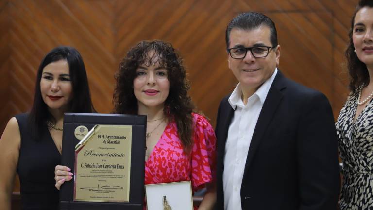 Patricia Ivón Capaceta Emus recibió el Premio al Mérito Femenil 2024 “Profesora Agustina Lafarga Monterde” de manos del Alcalde Édgar González.