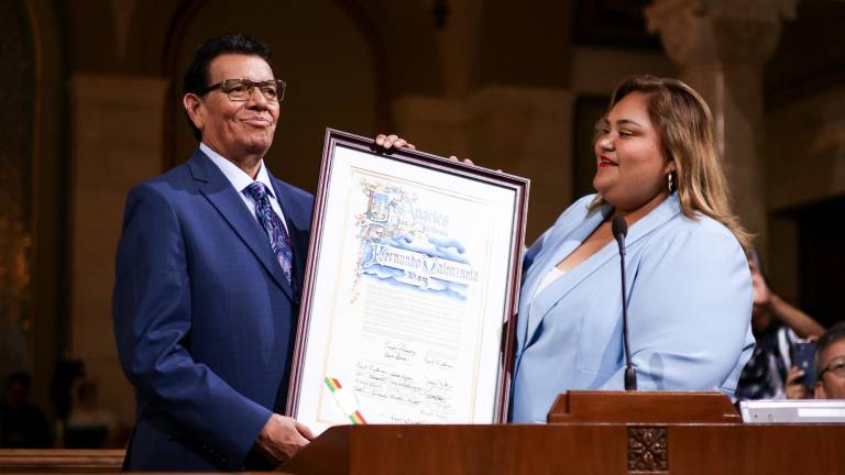 Fernando Valenzuela en el Ayuntamiento de Los Ángeles.