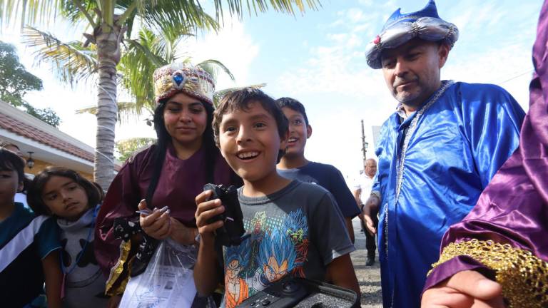 Jesús Francisco se pone contento al recibir el dron de parte de los Reyes Magos.