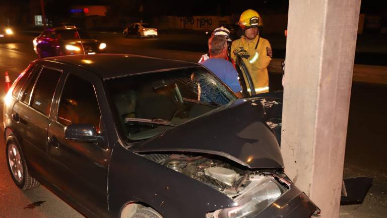 La parte frontal del Volkswagen Pointer quedó destruida tras el impacto con el poste metálico.