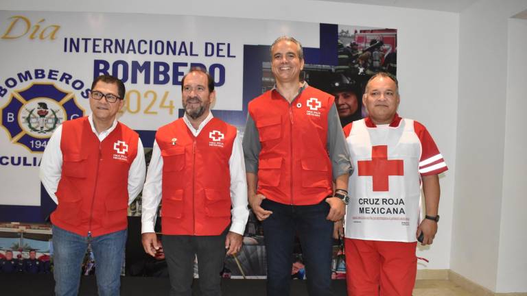 Celebran bomberos su día con reconocimientos y ascensos