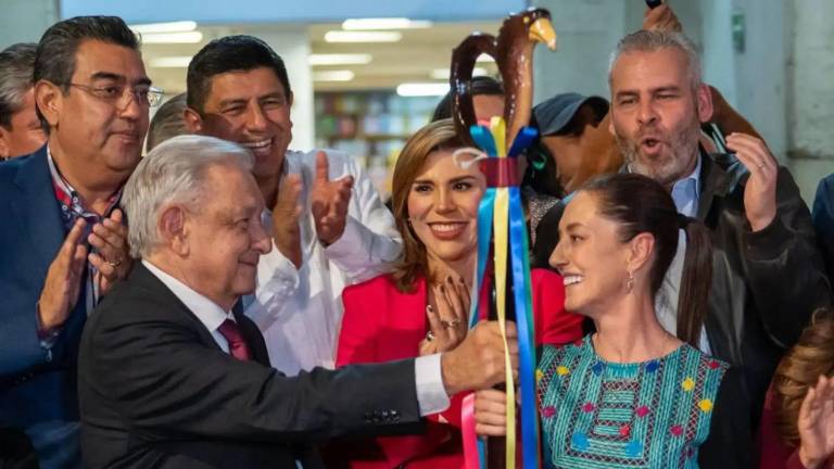 Andrés Manuel López Obrador entregó un bastón de mando a Claudia Sheinbaum el pasado 7 de septiembre, tras su designación como coordinadora nacional de los comités de defensa de la Cuarta Transformación.