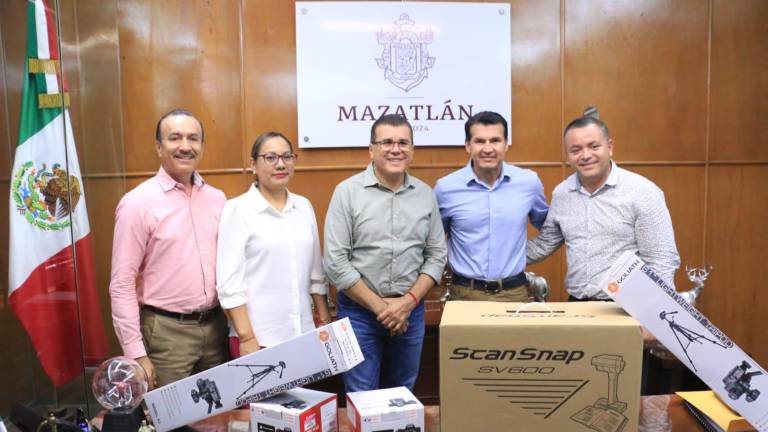 Dona la familia Lizárraga equipo para digitalización del archivo histórico de Mazatlán