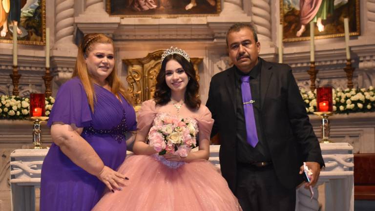 Es Estefany Sánchez una bella quinceañera