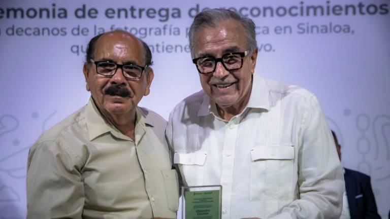 Alejandro Escobar, fotoperiodista de Noroeste desde hace más de 50 años, recibe un reconocimiento de manos del Gobernador Rubén Rocha Moya.
