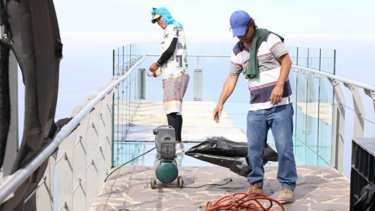 Dan mantenimiento al mirador de cristal del faro de Mazatlán