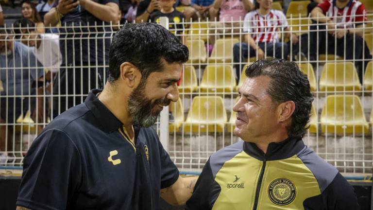 Sebastián Abreu (izq.) confía en la capacidad de sus jugadores.