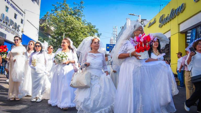 Recorre Lupita, ‘La Novia’, las calles de Culiacán por la paz