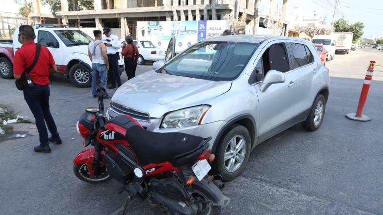 Una mujer resultó con heridas graves después de ser arrollada por una camioneta mientras transitaba en una motocicleta.