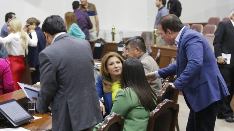 Diputados locales de diferentes fracciones durante la sesión del Congreso de Sinaloa este jueves.