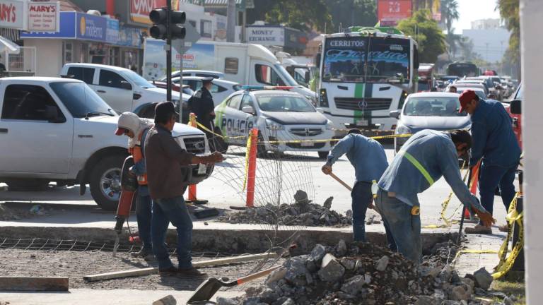 Cierran tramo de sur a norte de la Camarón Sábalo para tapar donde estaba el paso peatonal elevado y se agudiza el caos vial en la zona hotelera.