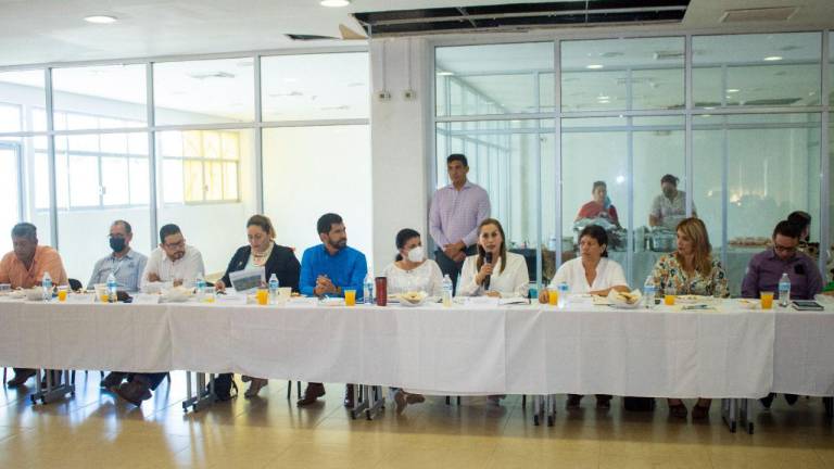 Blanca Estela García, Alcaldesa de Escuinapa, en reunión con el sector acuícola.