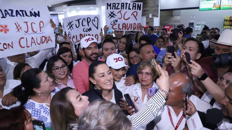 Decenas de morenistas acudieron al aeropuerto de Mazatlán para saludar a Claudia Sheinbaum a su llegada este domingo.