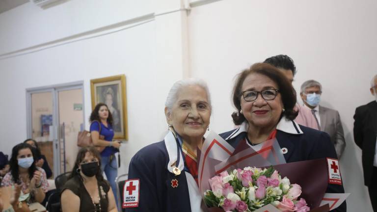 Recibe Cristina Rosano González la Constancia de Perseverancia por 60 años de servicio altruista