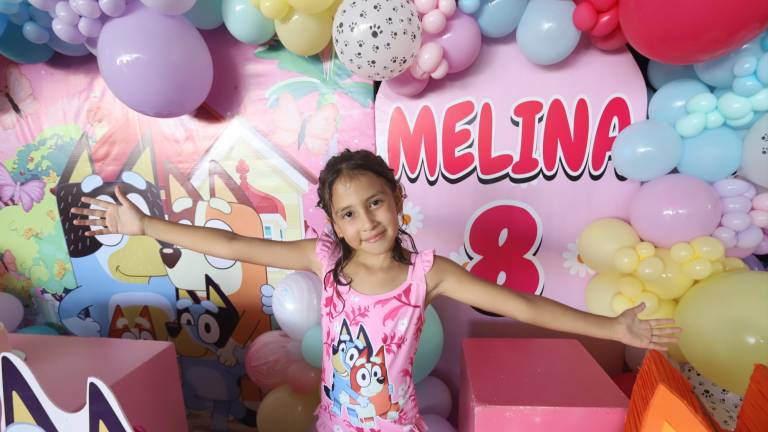 Génesis Melina Pérez García festeja su cumpleaños número 8 con una piscinada.