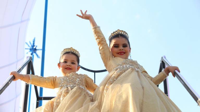 Mazatlecos y turistas disfrutan del primer desfile del Carnaval