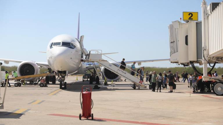 Ciudadanos estadounidenses y canadienses siguen arribando a Mazatlán en bueno número durante esta temporada.