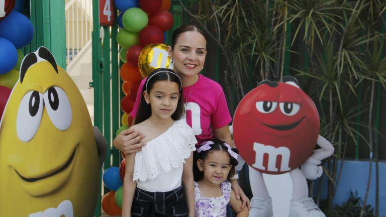 Ríen, juegan y bailan niños del Senda en su día