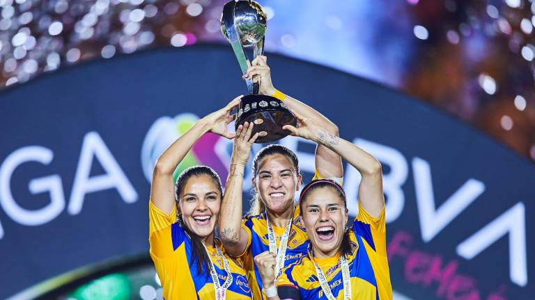 Lizbeth Ovalle, Cristina Ferral y Nayeli Rangel levantando el título del Campeón de Campeonas de la Liga MX Femenil.