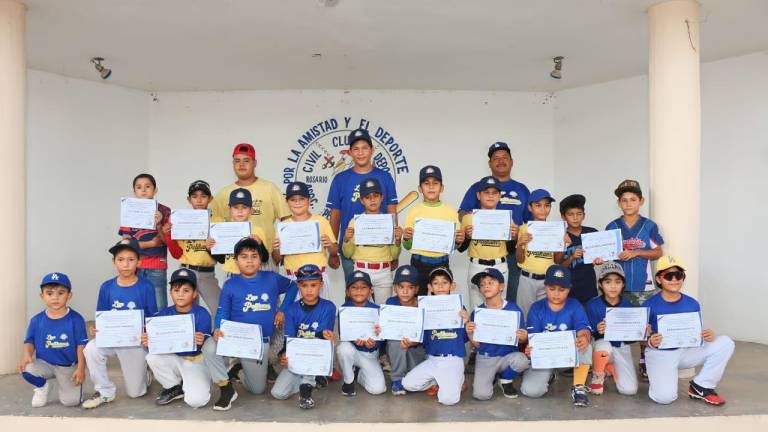 Los peloteritos muestran sus reconocimientos.