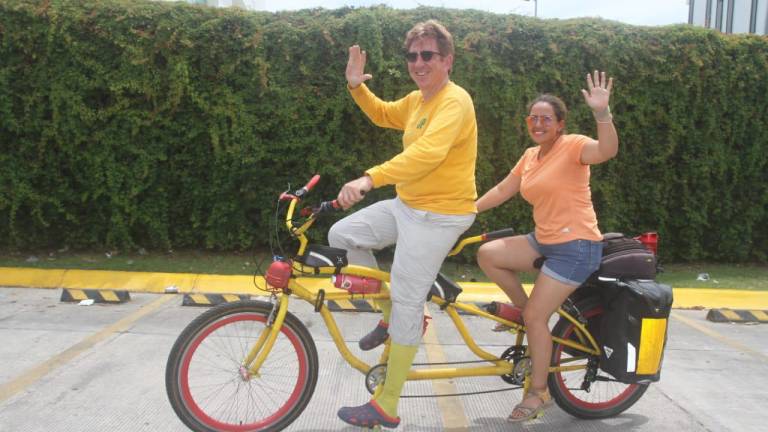 Viven su aventura por todo el País sobre su bicicleta tándem