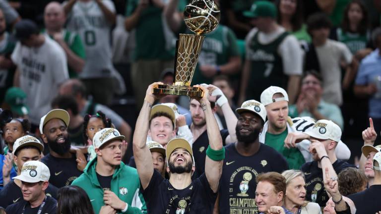 Jayson Tatum levanta el trofeo de campeón de los Celtics de Boston.