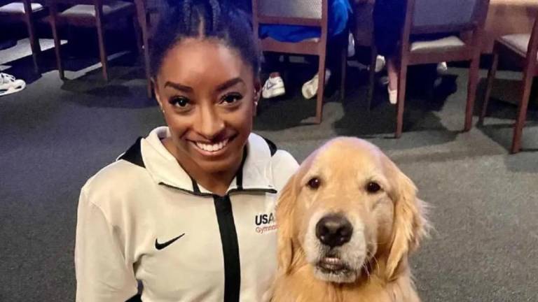 La estrella de la gimnasia Simone Biles y Beacon.