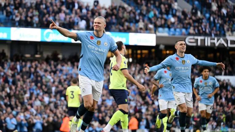 Erling Haaland festeja su gol.