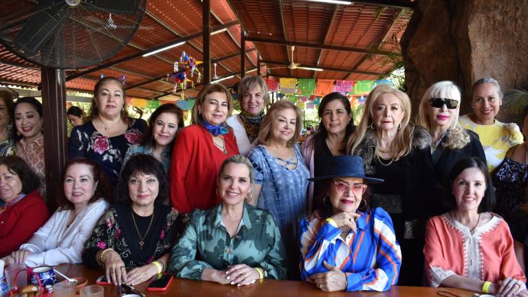 Celebra con amigas sus 88 años