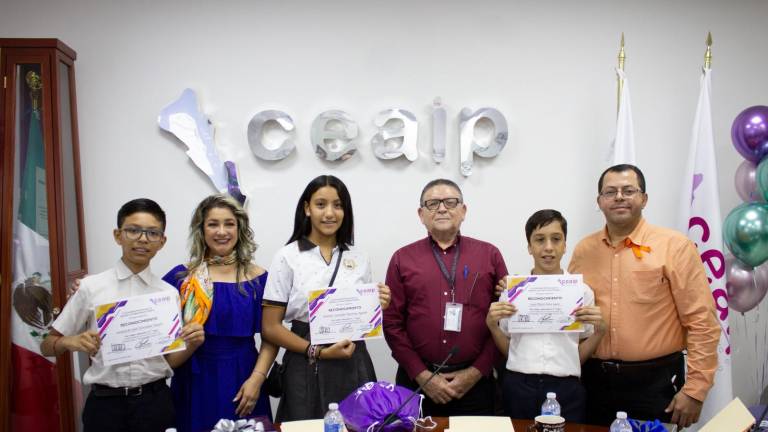 Los participantes ganadores recibieron reconocimiento y tableta electrónica por parte de CEAIP Sinaloa.