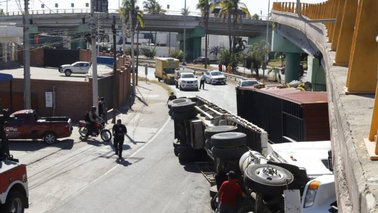 Tráiler vuelca en curva del paso superior en la salida norte de Mazatlán; sin lesionados