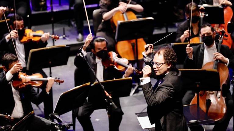 El maestro, Miguel Salmón del Real dirigió la Orquesta Sinfónica Sinaloa de las Artes.