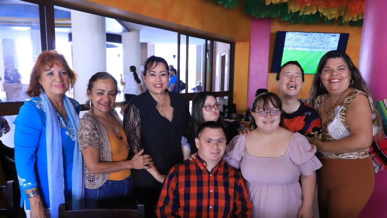 Patricia Peña, Martha Salazar, Berenice Luna, Lupita Sánchez, Guillermo Valdez, Estrella Gaviño, Rodrigo Valdez y Luz Gaviño.