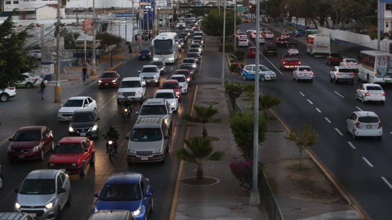 Por segundo día consecutivo, el caos vial se apoderó de varias avenidas principales de Mazatlán, esta vez por un desfile de camionetas por la Avenida del Mar.