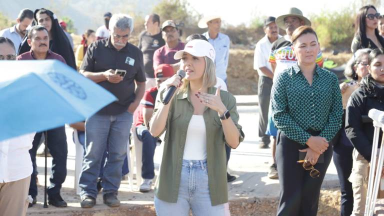 La Alcaldesa de Mazatlán, Estrella Palacios Domínguez, encabeza una reunión con habitantes del fraccionamiento CVive, construido para personas desplazadas por la violencia.