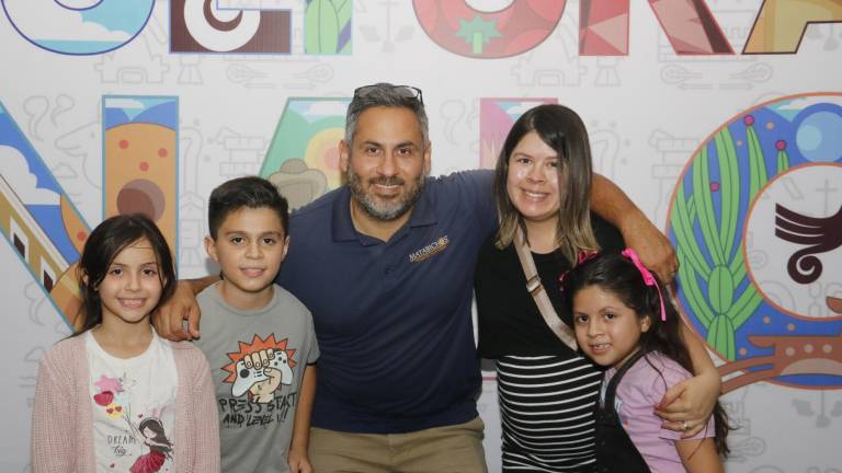 Juan Castro y Jessy Parra con los pequeños Clarisa, José Ángel y Natalia.