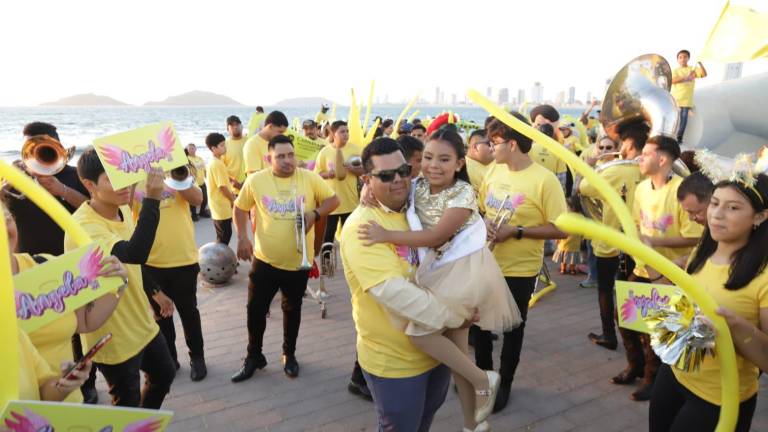 Ángela Salazar grabó su video oficial como candidata a Reina Infantil del Carnaval 2025 en el Monumento al Pescador.