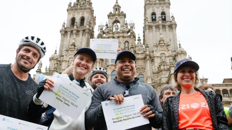 Ronaldo y su pareja Celina Lock (centro) a su llegada a la catedral de Santiago de Compostela.