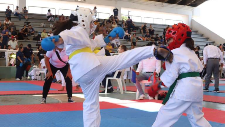 Lucen artemarcialistas infantiles en Copa de Karate Noroeste