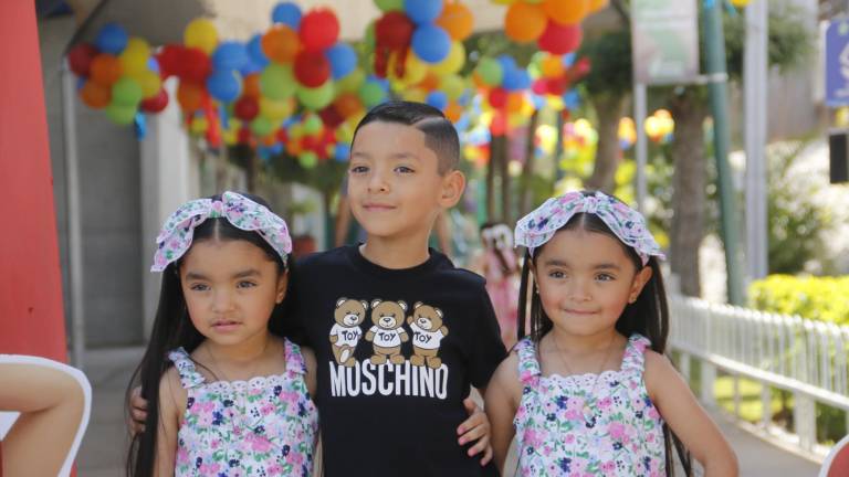 Ríen, juegan y bailan niños del Senda en su día