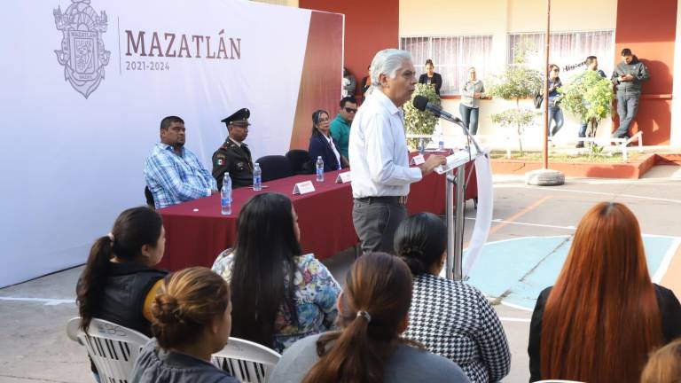 Rafael Mendoza, Secretario del Ayuntamiento, encabezó la ceremonia del Lunes Cívico en la Primaria Niños Héroes, en El Walamo.