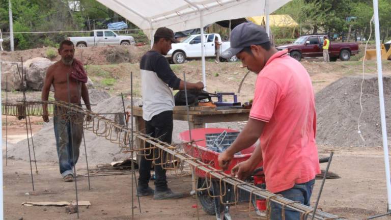 Supervisan la construcción de casas en el nuevo Santa María