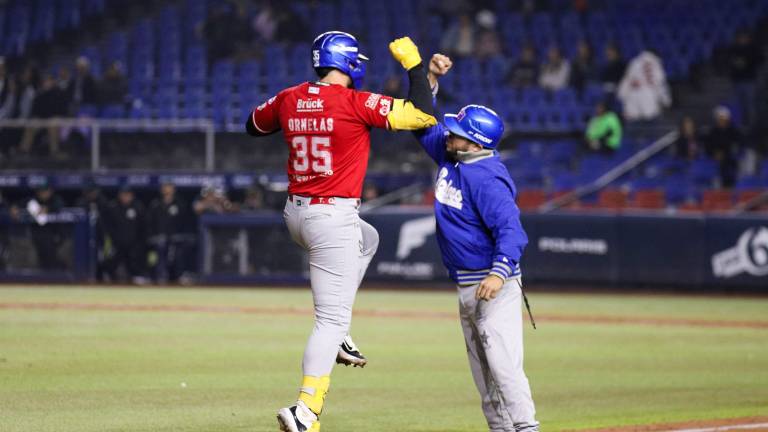 Tirso Ornelas es felicitado por su jonrón.