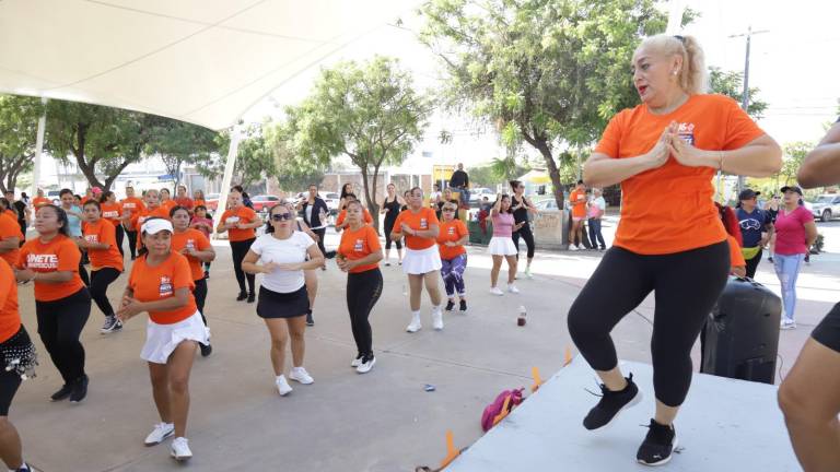 Conmemoran el Día Internacional contra la Violencia hacia las Mujeres con clase de zumba