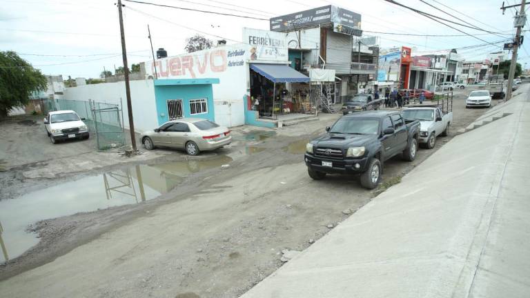 Calle afectada por el agua estancada.