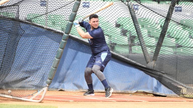 Ángel Erro, durante la práctica de bateo de Algodoneros de Guasave en el Kuroda Park.