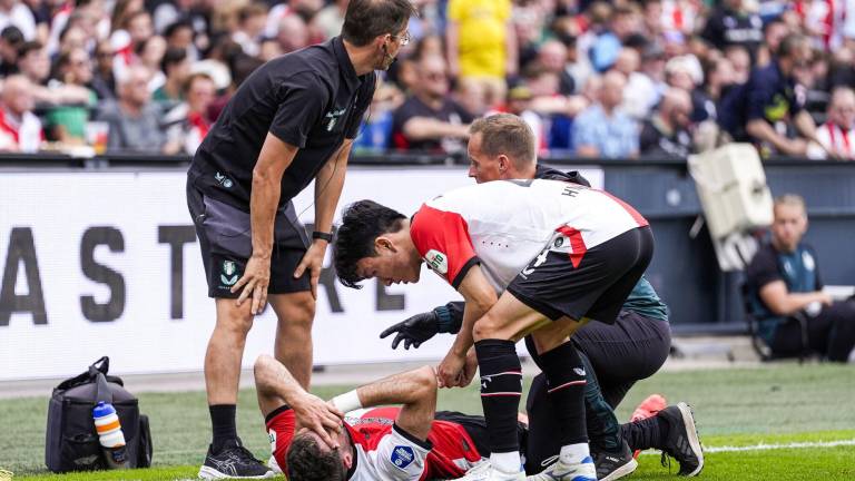 Santi Giménez salió lesionado en partido del Feyenoord.